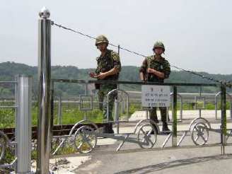 自由の橋を警備する韓国軍兵士